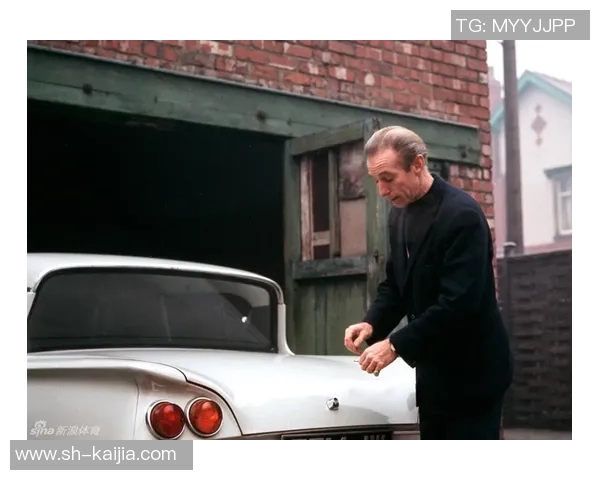 足球巨星最新动态曝光 粉丝热议球场内外的精彩瞬间 足球巨星最新动态曝光 粉丝热议球场内外的精彩瞬间